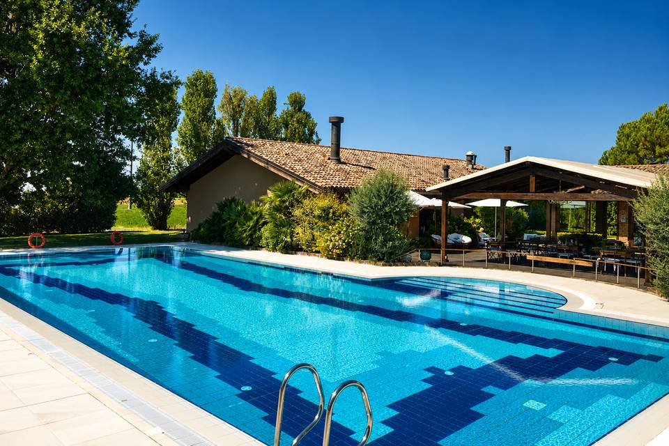 L’imponente piscina a sfioro.