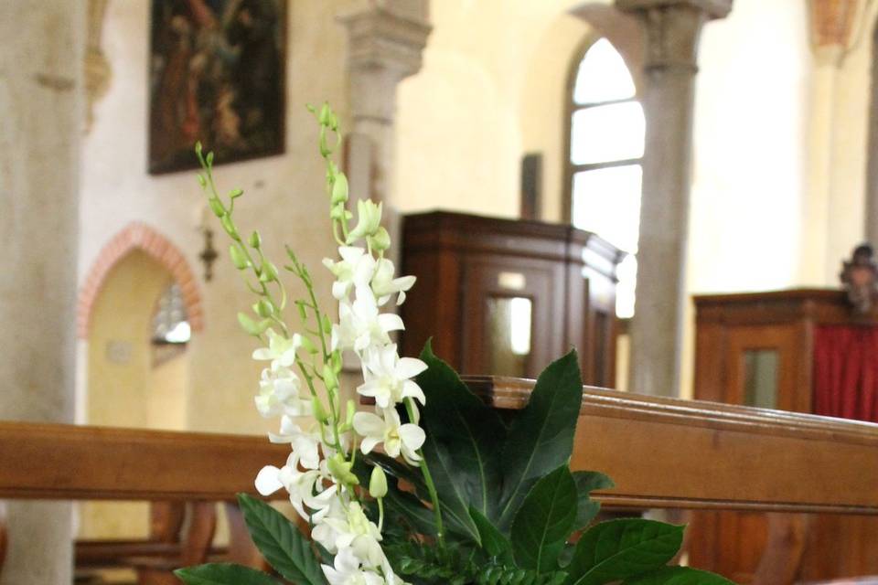 Orchidee e rose per la navata