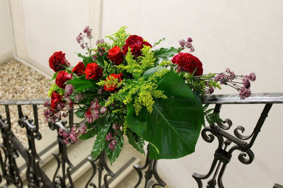 Celosia porpora e rose rosse