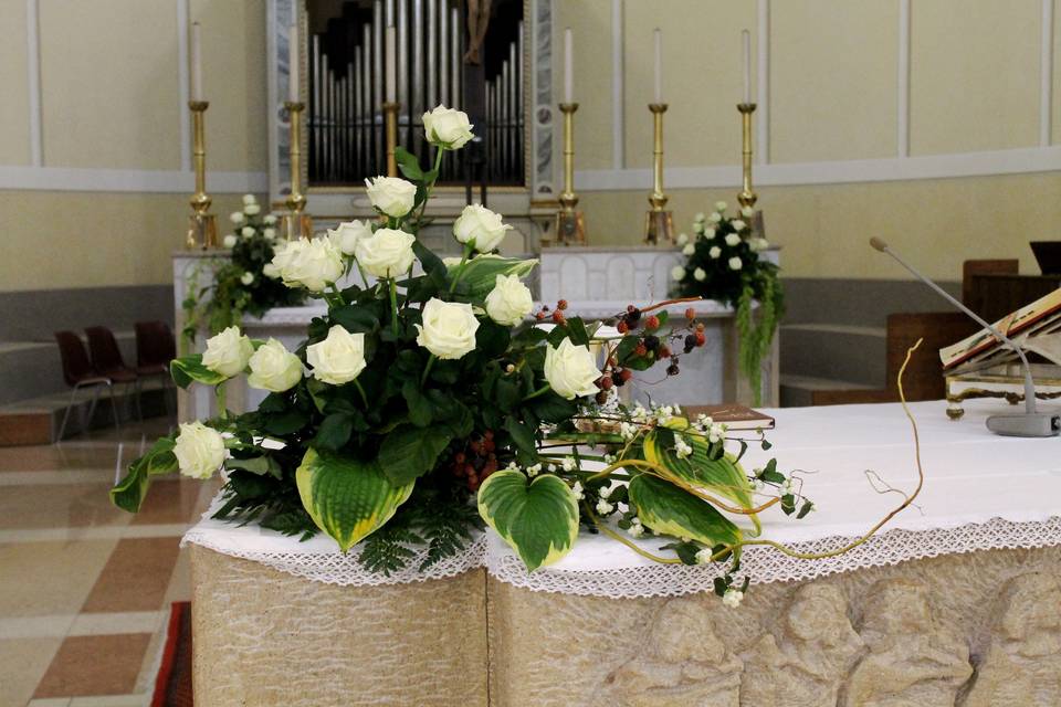 Rose bianche per l'altare