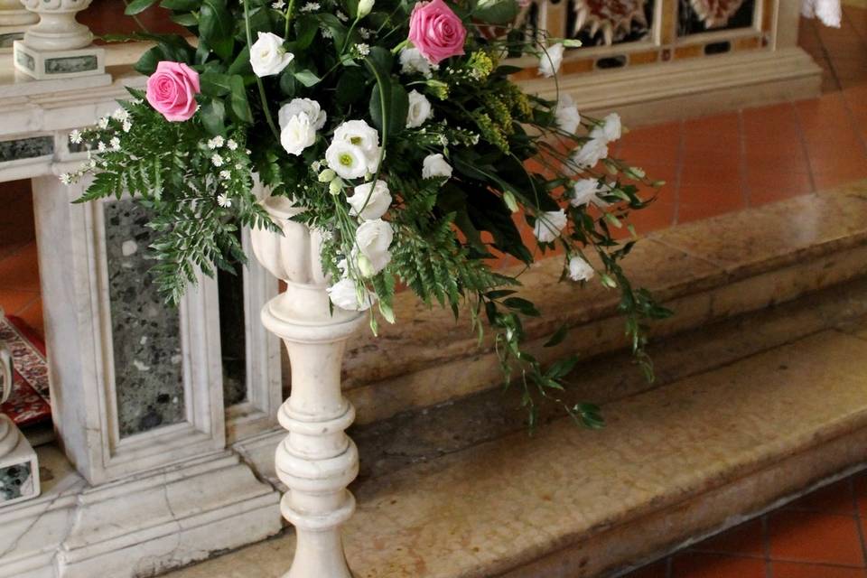 Rose e lisianthus su altare