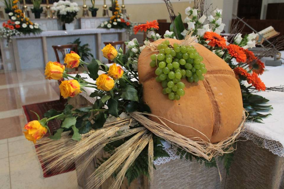 Sull'altare, pane, uva e fiori