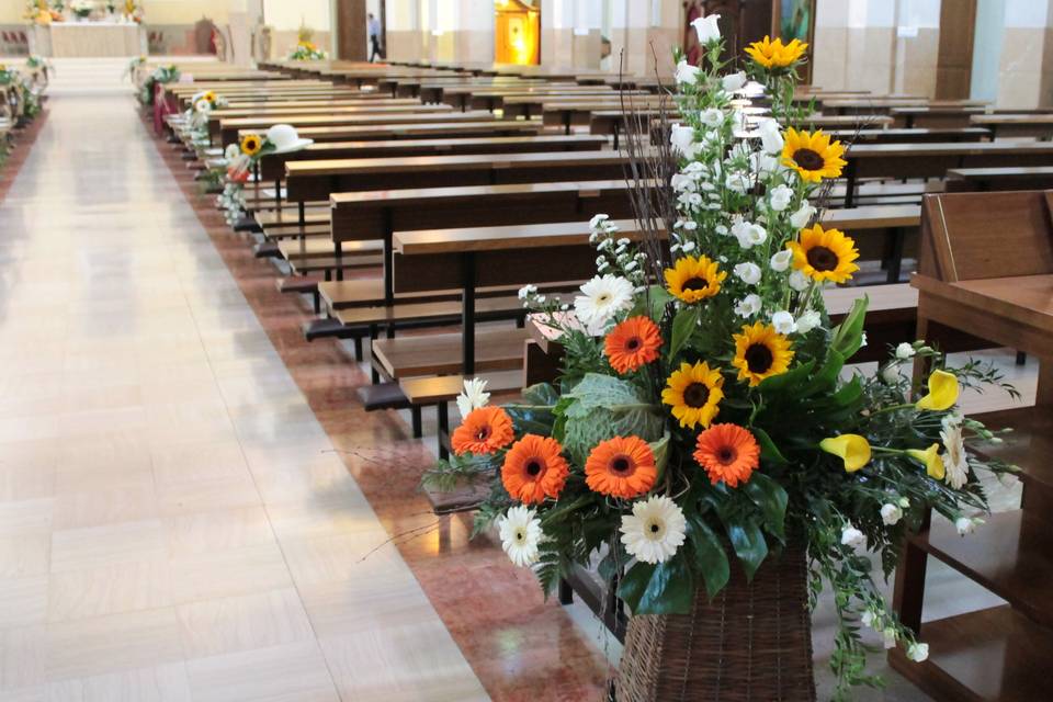 Verdura e fiori nella navata