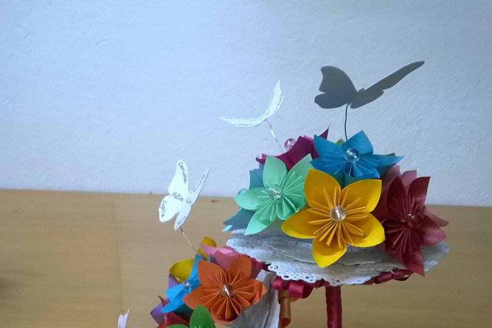 Bouquet di carta con farfalle