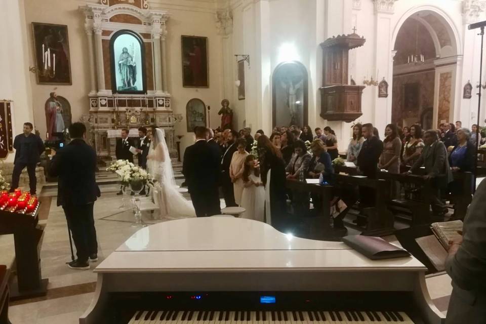 Esclusivo, piano in chiesa