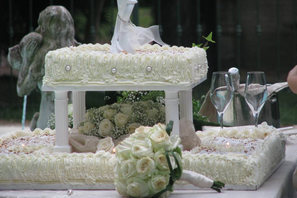 Torta nuziale in piscina