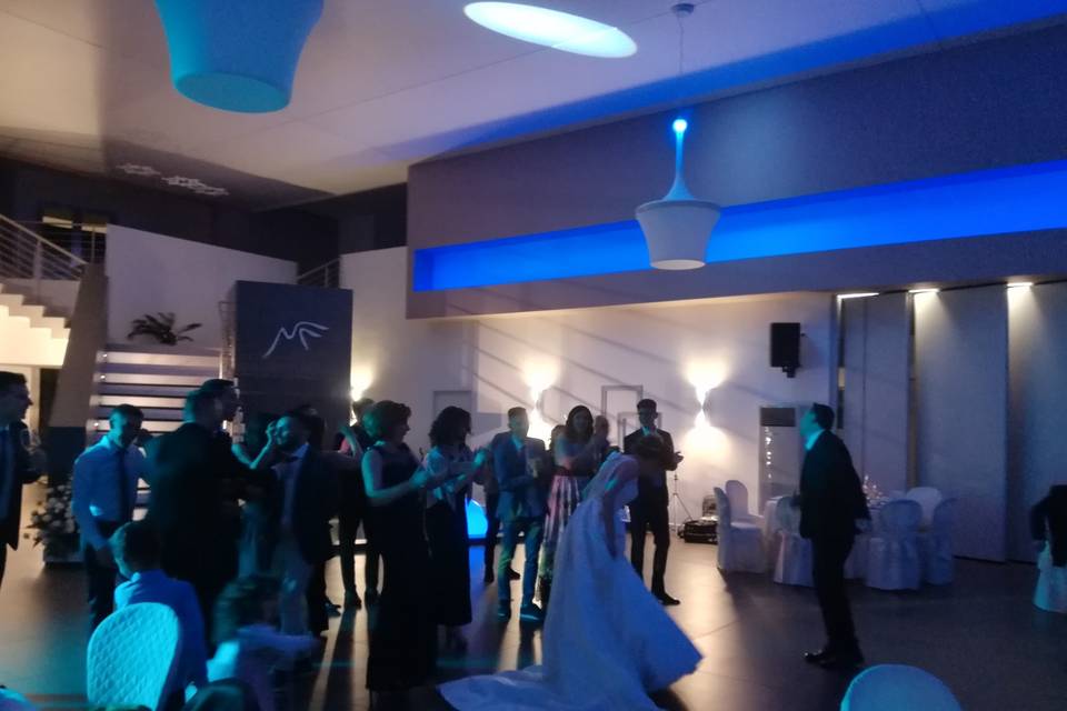 Gli sposi ballano