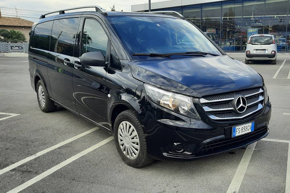 Minivan Mercedes Vito nero