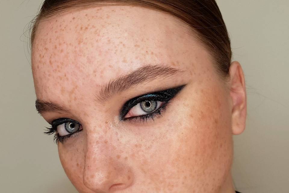 Simple and gorgeus makeup