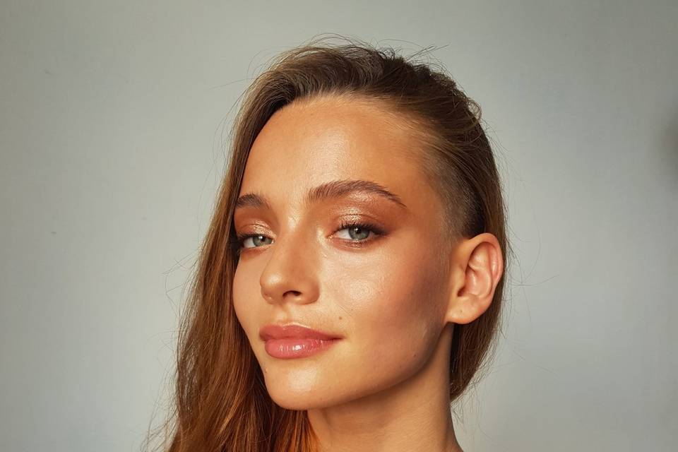 Simple and gorgeus makeup