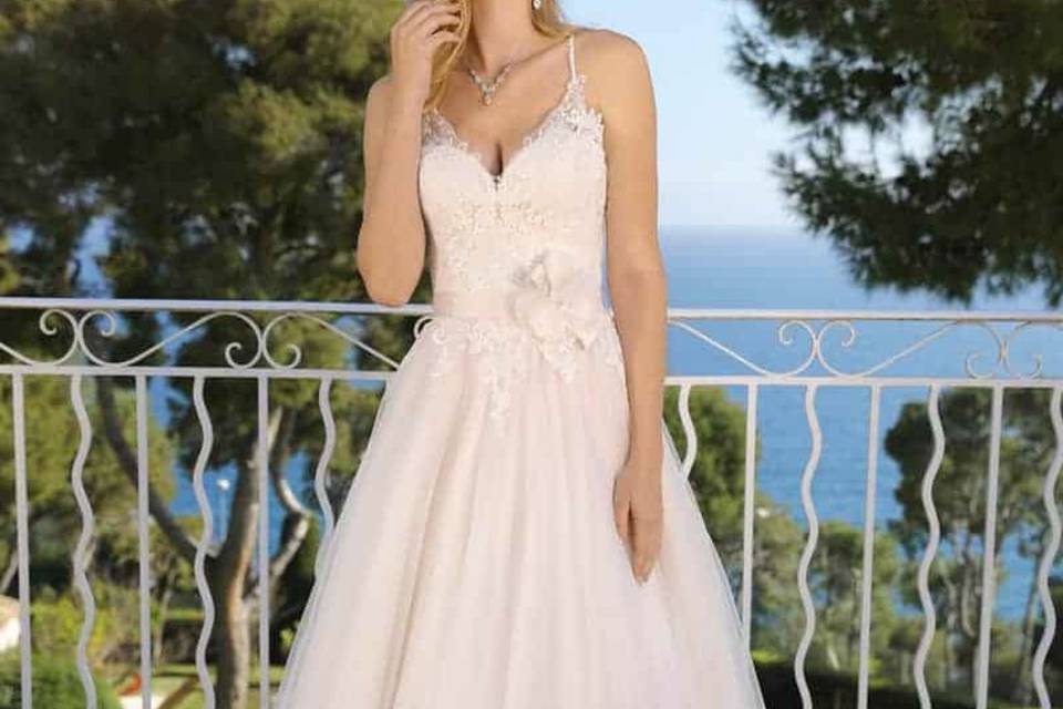 Abito da sposa rosa a trapezio