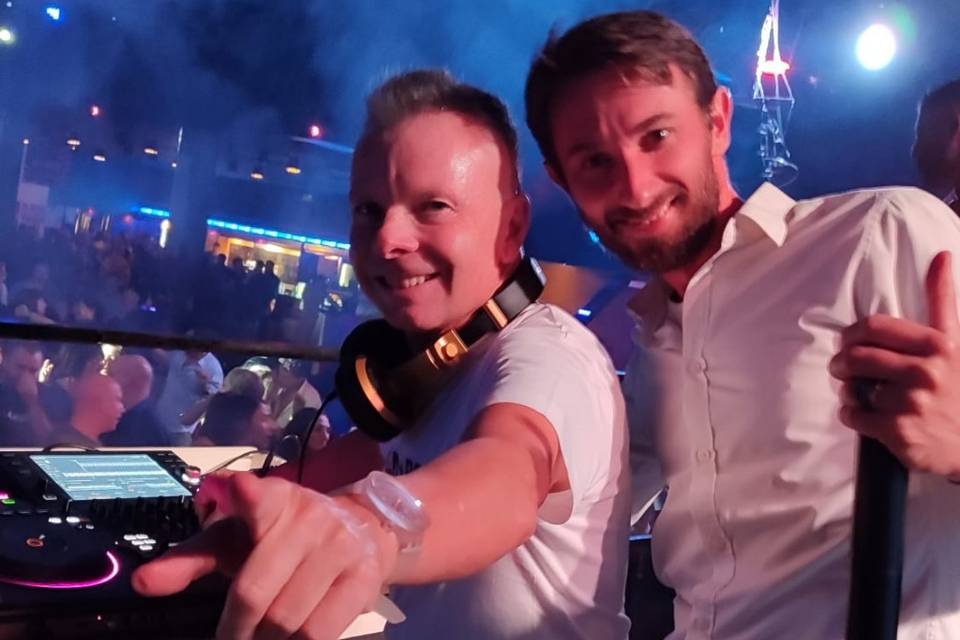 La consolle: Dj Matteino e dj