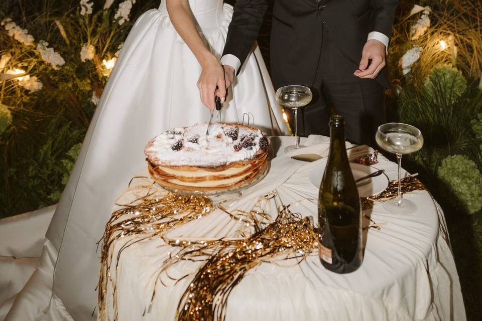 Cutting cake