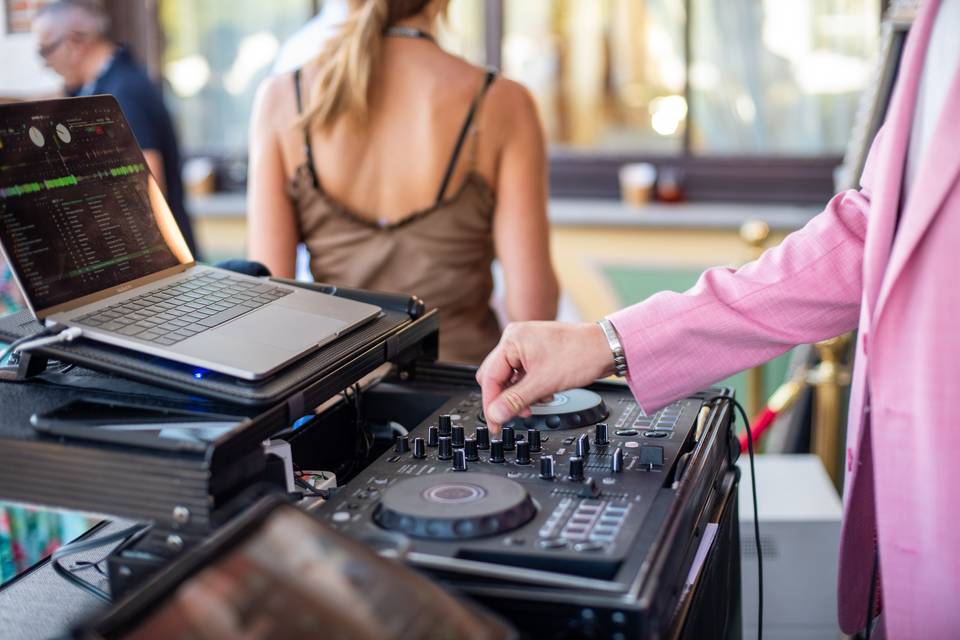 DJ console profilo