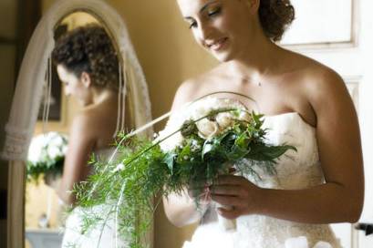 La sposa e il bouquet