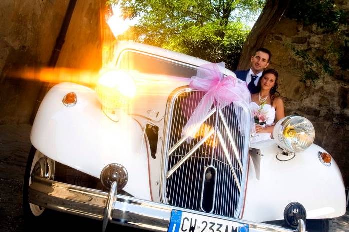 La sposa e lo sposo e l'auto