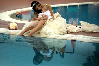 Sposa e il bambino in piscina