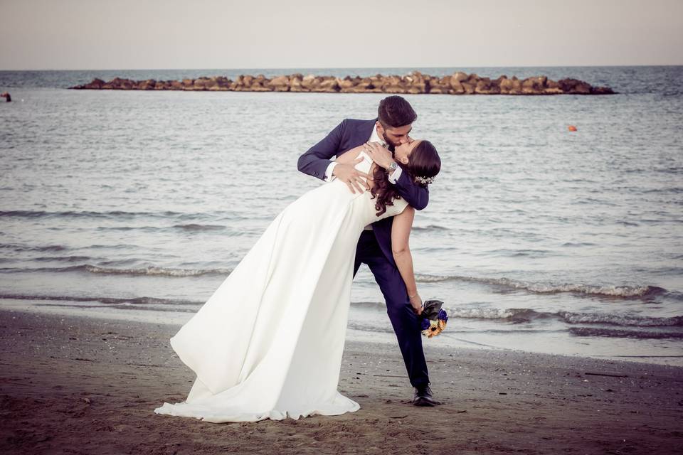 Bacio spiaggia matrimonio