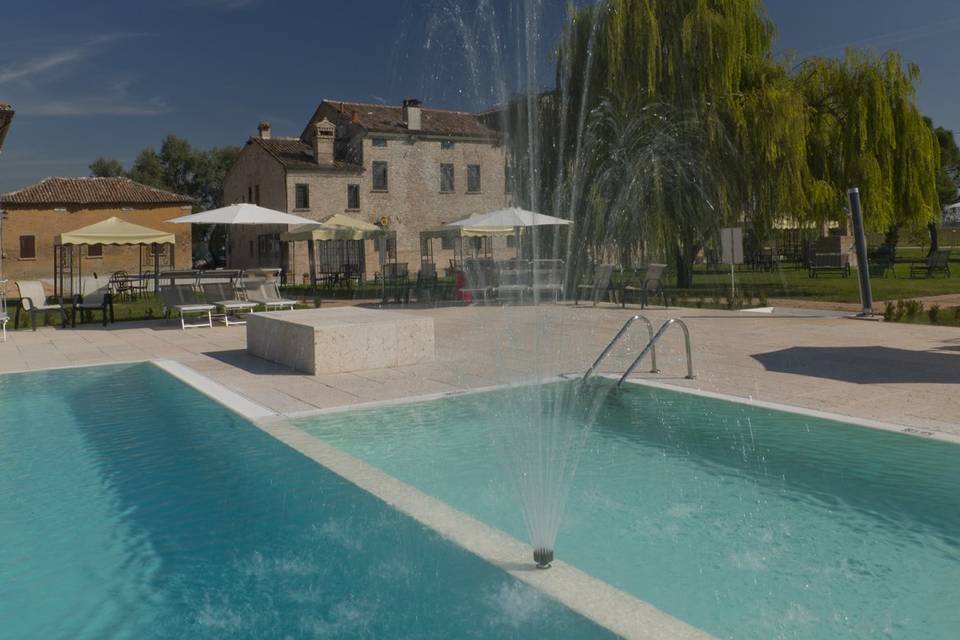 Piscina con Cascata