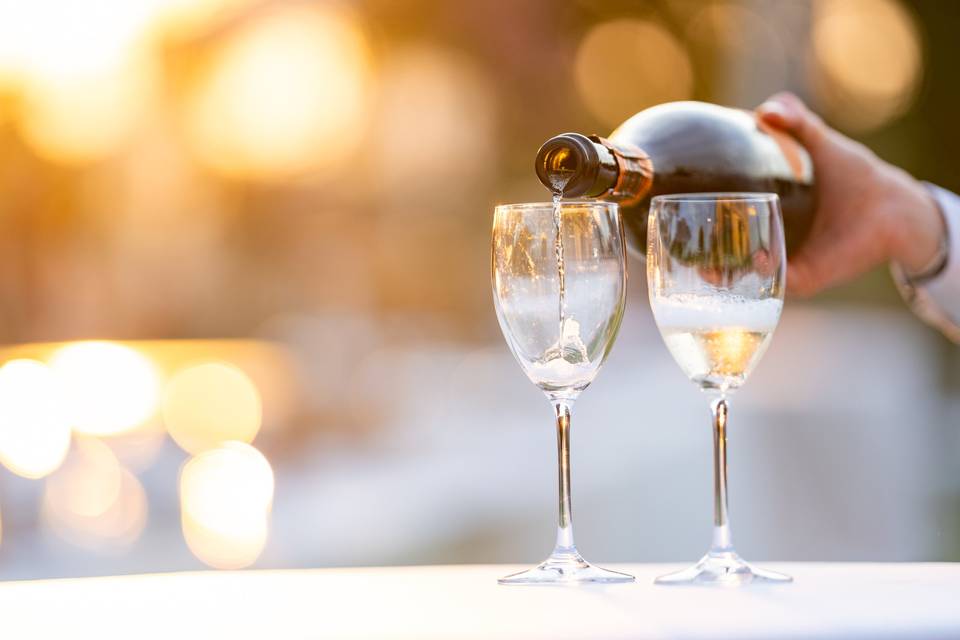 versando il vino
