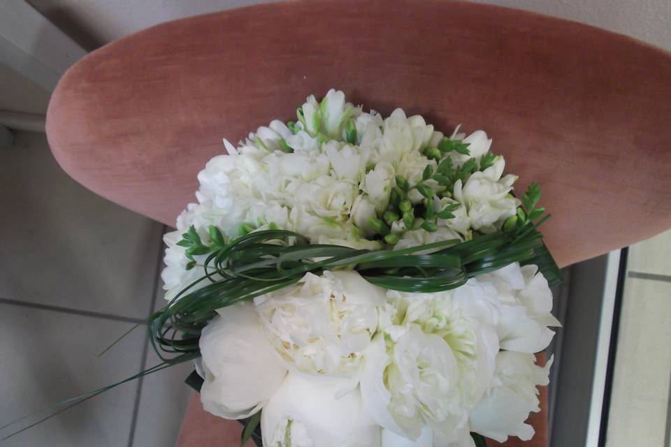 Bouquet fresie peonie