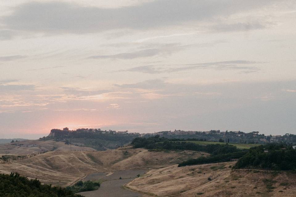 Cena in vigna al tramonto