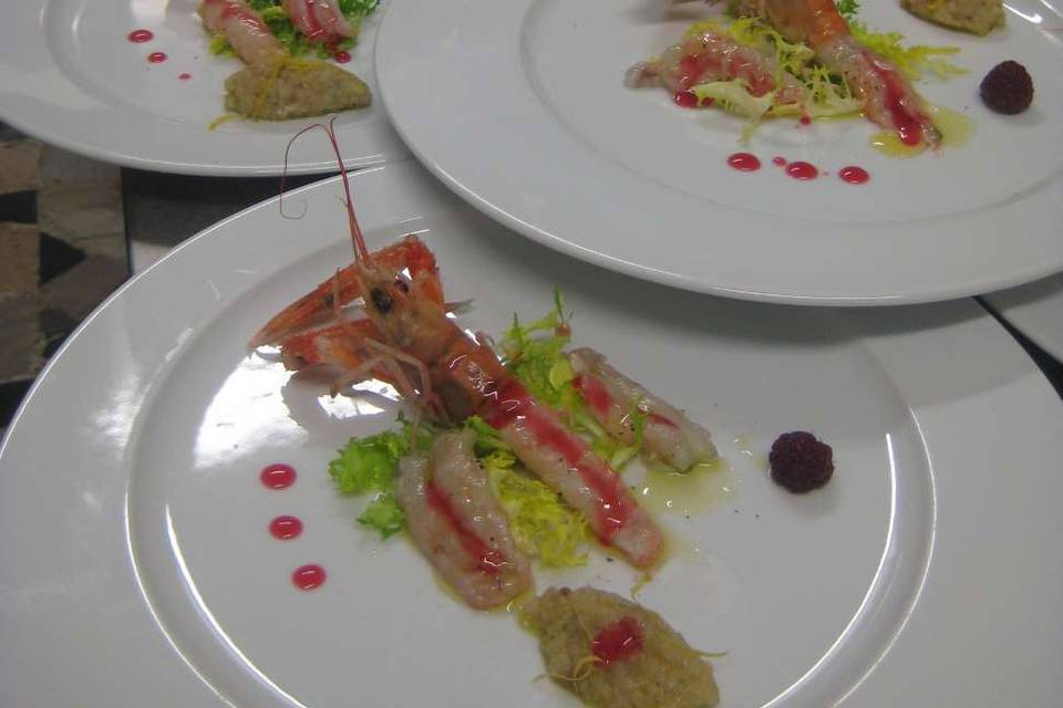 Crudo di scampi con aceto di lamponi