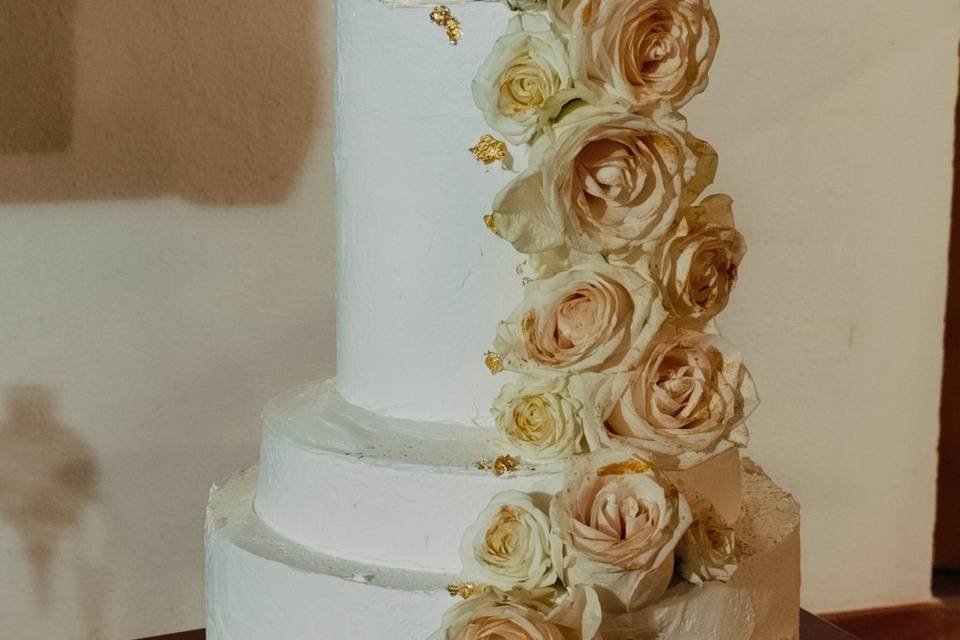 Wedding cake with roses