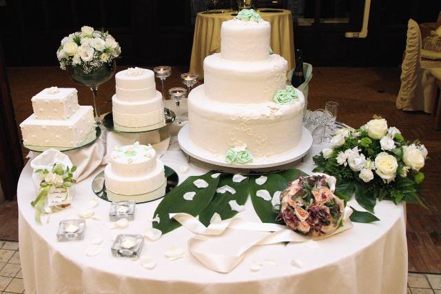 Gateau mariage nei toni bianchi e verde pastello