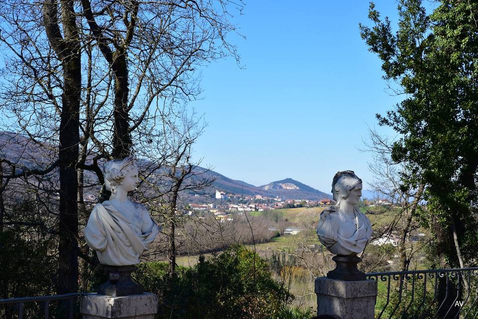 Statue bifronte verso il parco