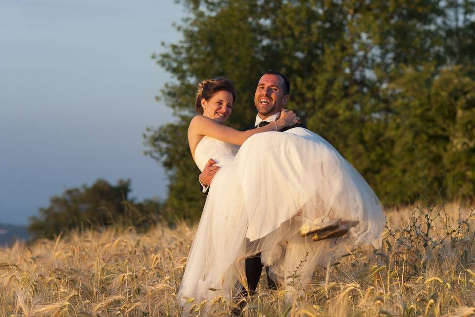 Sposa in nel grano al tramonto