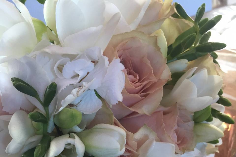 Bouquet con rose e ortensie