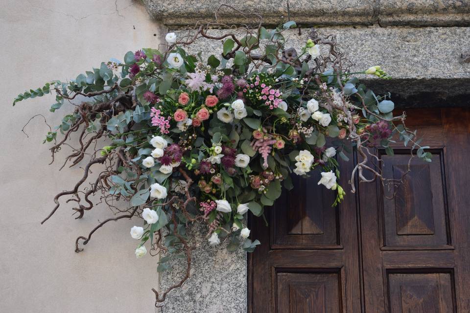 Nocciolo e fiori di campo