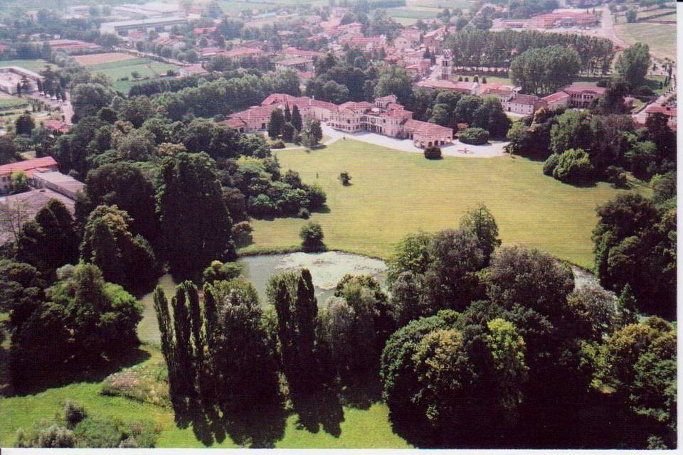 Vista aerea del parco e villa
