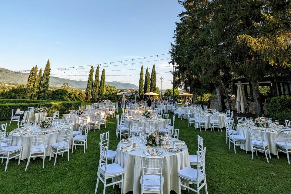 Tavoli pronti per la cena