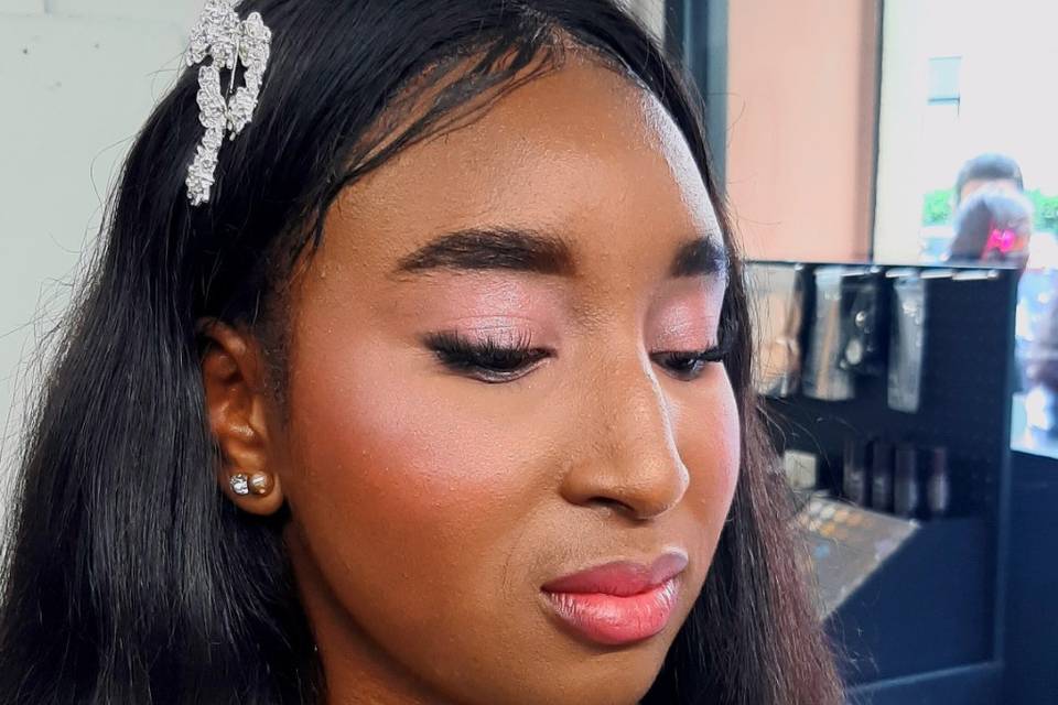 Make up luminoso su pelle scur