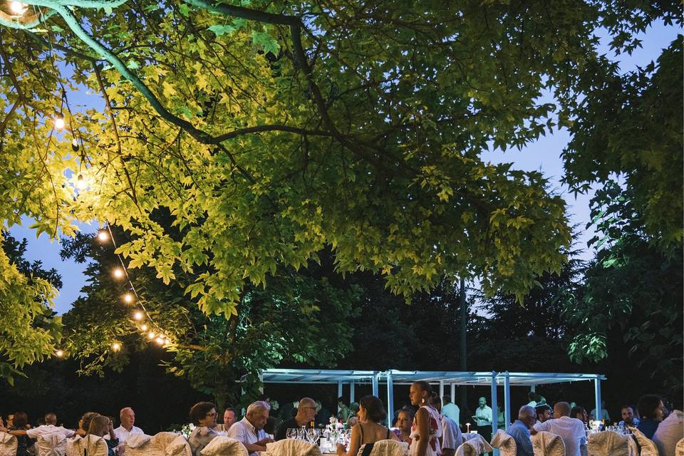 Allestimento cena nel parco