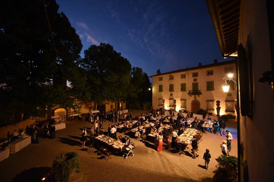 Cena nella Corte della Villa