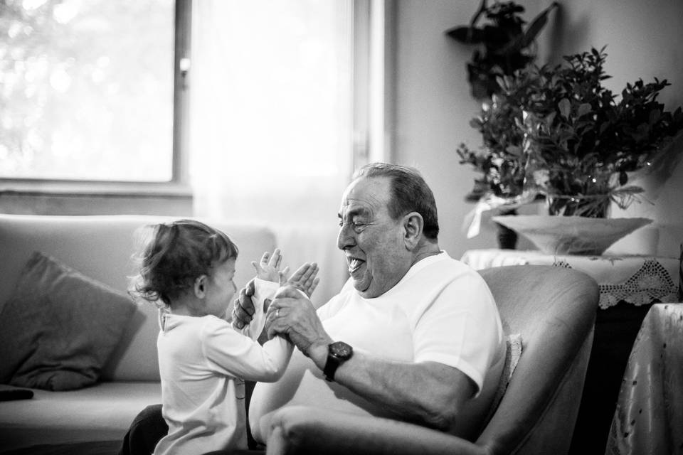 Nonno gioca con nipote