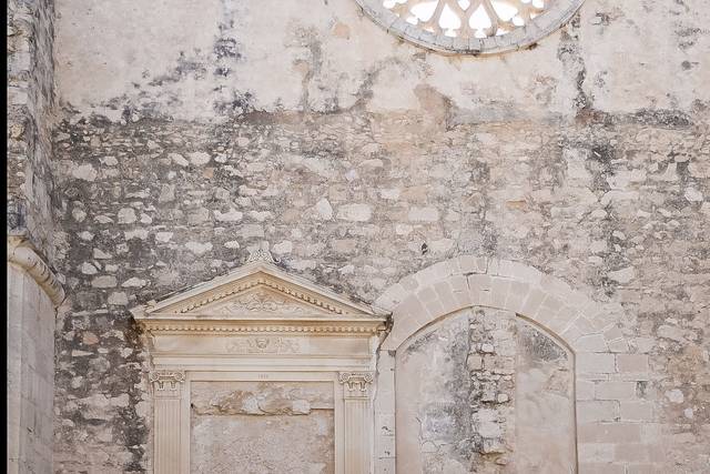 Allestimento_fiorito_corridoio_chiesa_antica