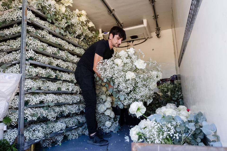 Addetto_organizza_fiori_bianchi