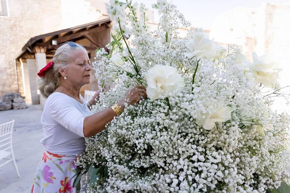 Addobbo_fiorito_rose_bianche