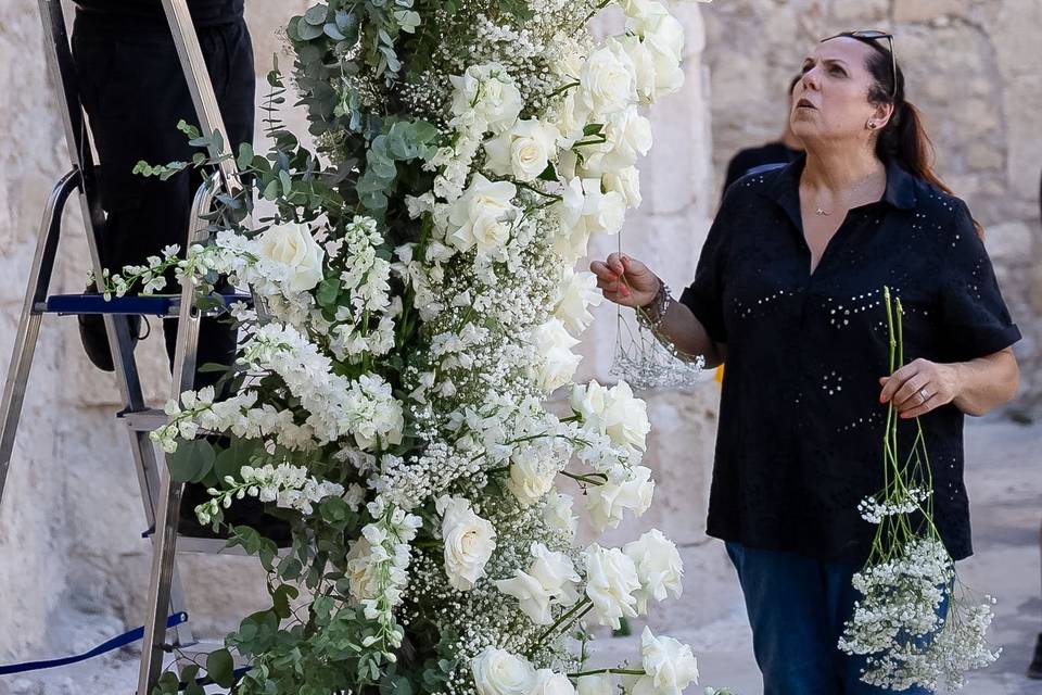 Allestimento_colonna_fiorita_bianche