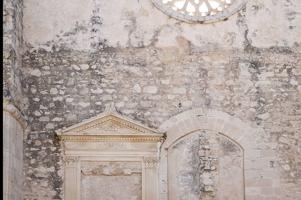 Allestimento_fiorito_corridoio_chiesa_antica