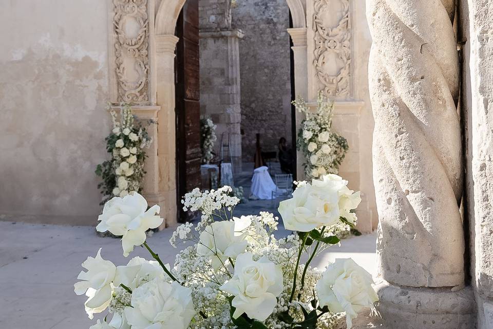 Allestimento_fiorito_ingresso_chiesa