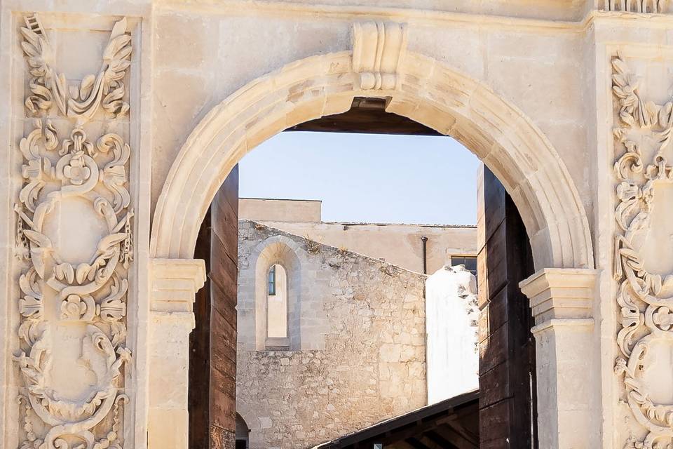 Allestimento_fiorito_portone_antico