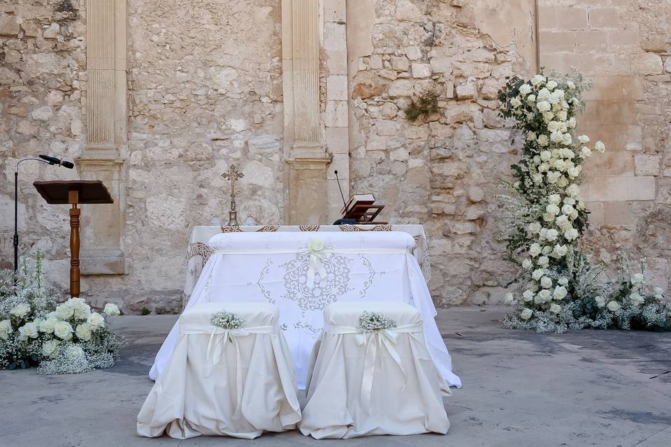 Altare_decorato_fiori_bianchi