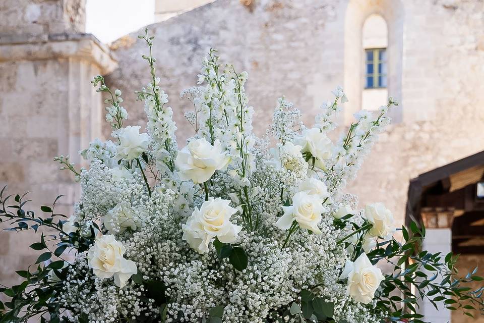 Centrotavola_rose_bianche_e_gipsofila