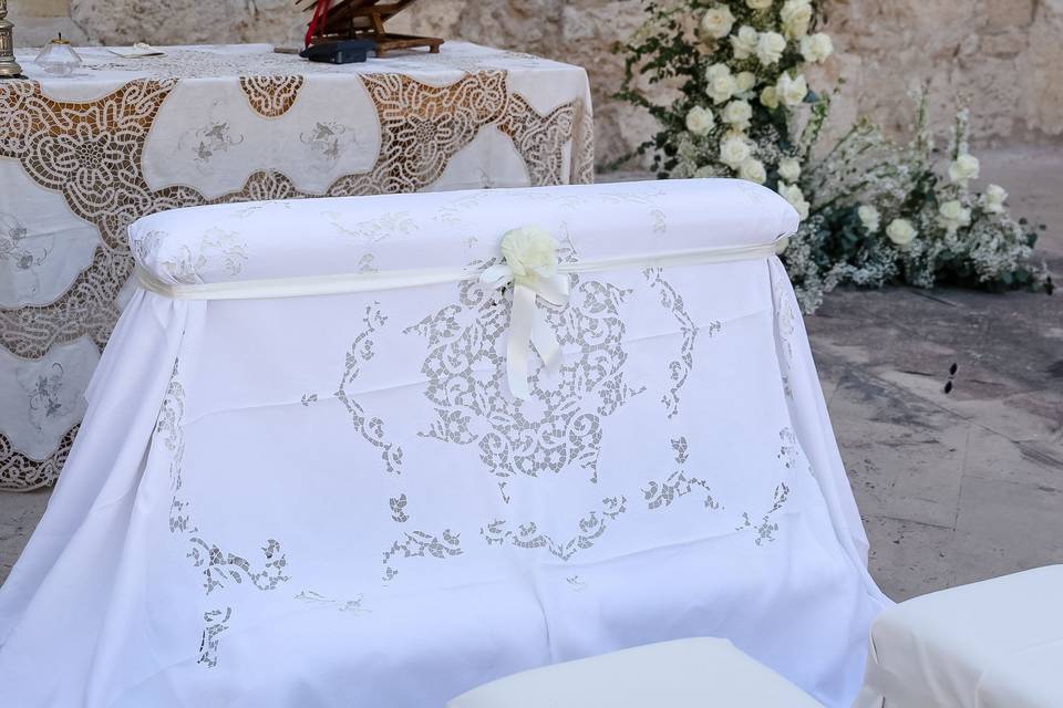 Decorazione_fiore_seduta_bianca