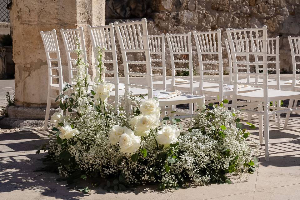 Decorazione_florale_sedie_bianche